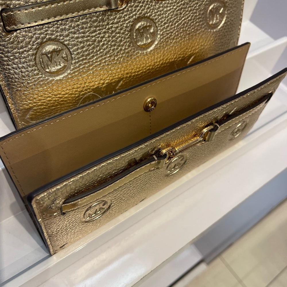 MICHAEL KORS Carson Lg Metallic Logo Debossed Snap Bifold Wallet
Pale Gold
NWT - Picture 15 of 16